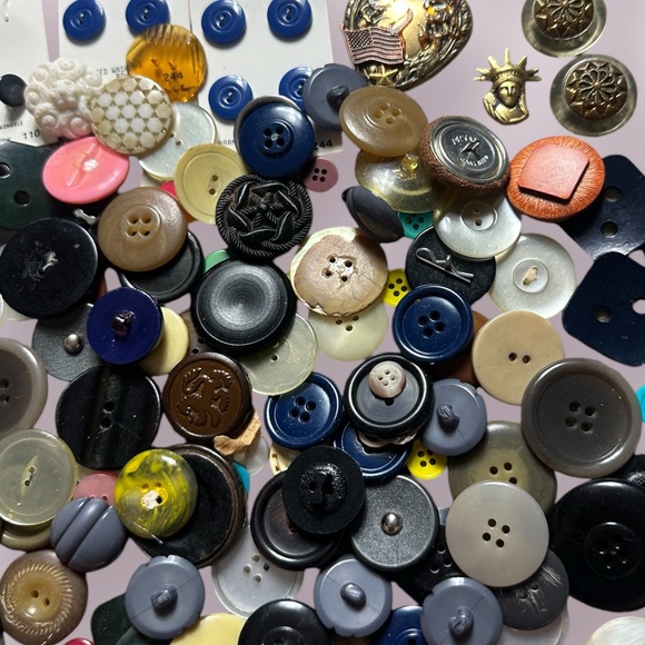 Large Lot Of Vtg Buttons For Sewing Crafts Scrapbooks Mix Of Sizes & Colors - Picture 13 of 16